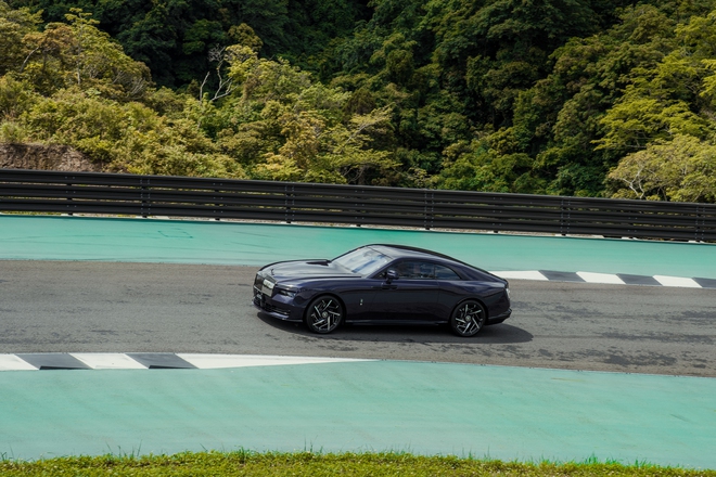 Tôi lái Rolls-Royce Spectre trên đường đua Nhật: Trải nghiệm ‘dễ dàng’ mà giàu cảm xúc- Ảnh 2. Tôi lái Rolls-Royce Spectre trên đường đua Nhật: Trải nghiệm ‘dễ dàng’ mà giàu cảm xúc- Ảnh 2.