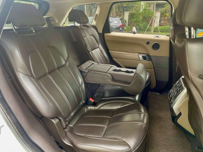 Đây là chiếc Range Rover dành cho dân chơi thích trải nghiệm nhưng chỉ đủ tiền tậu Mercedes C 200- Ảnh 8. Đây là chiếc Range Rover dành cho dân chơi thích trải nghiệm nhưng chỉ đủ tiền tậu Mercedes C 200- Ảnh 8.