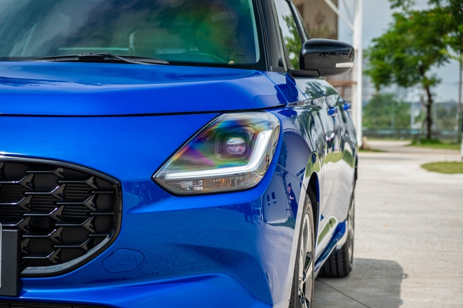 Suzuki Swift 2025 ra mắt Việt Nam: Giá 569 triệu, máy hybrid, 6 tính năng ADAS, đấu Mazda2 hatchback- Ảnh 3. Suzuki Swift 2025 ra mắt Việt Nam: Giá 569 triệu, máy hybrid, 6 tính năng ADAS, đấu Mazda2 hatchback- Ảnh 3.