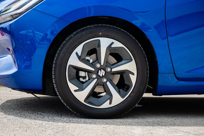 Suzuki Swift 2025 ra mắt Việt Nam: Giá 569 triệu, máy hybrid, 6 tính năng ADAS, đấu Mazda2 hatchback- Ảnh 4. Suzuki Swift 2025 ra mắt Việt Nam: Giá 569 triệu, máy hybrid, 6 tính năng ADAS, đấu Mazda2 hatchback- Ảnh 4.