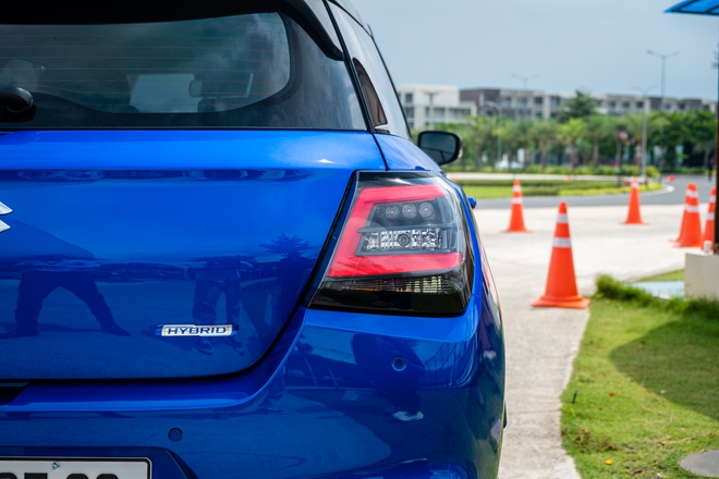 Suzuki Swift 2025 ra mắt Việt Nam: Giá 569 triệu, máy hybrid, 6 tính năng ADAS, đấu Mazda2 hatchback- Ảnh 5. Suzuki Swift 2025 ra mắt Việt Nam: Giá 569 triệu, máy hybrid, 6 tính năng ADAS, đấu Mazda2 hatchback- Ảnh 5.