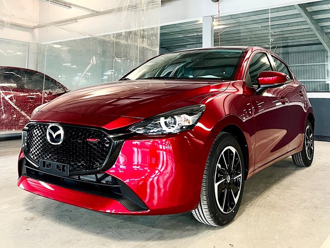 Chọn Suzuki Swift hay Mazda2 cho chị em với mức chênh 25 triệu đồng, bảng này sẽ giúp bạn tham khảo để dễ đưa ra quyết định- Ảnh 2. Chọn Suzuki Swift hay Mazda2 cho chị em với mức chênh 25 triệu đồng, bảng này sẽ giúp bạn tham khảo để dễ đưa ra quyết định- Ảnh 2.