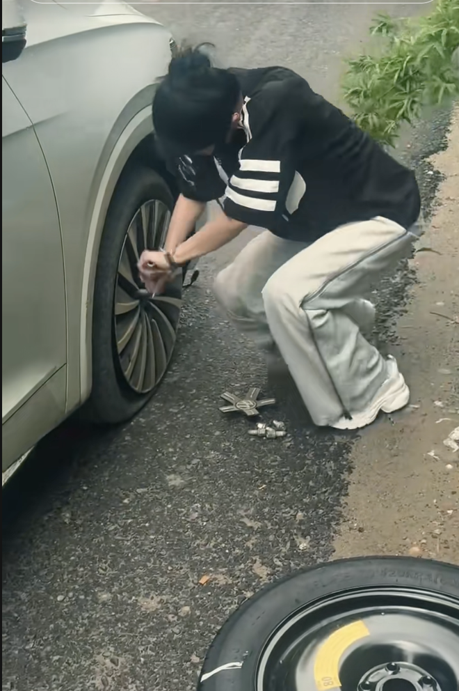 Diệp Lâm Anh thay lốp dự phòng cho VW Viloran hút hơn 1,6 triệu view: Vẫn bị nói giả tạo dù được nhiều cánh mày râu công nhận- Ảnh 3.