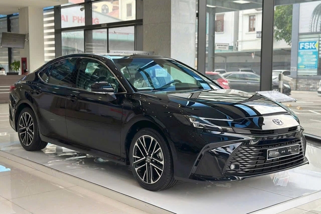 Toyota Camry giảm giá 100 triệu đồng tại đại lý: Bản 'base' còn hơn 1,1 tỷ, vẫn đắt hơn 200 triệu so với Mazda6 bản 'full'- Ảnh 4. Toyota Camry giảm giá 100 triệu đồng tại đại lý: Bản 'base' còn hơn 1,1 tỷ, vẫn đắt hơn 200 triệu so với Mazda6 bản 'full'- Ảnh 4.