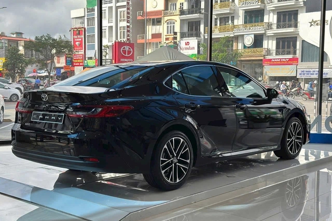 Toyota Camry giảm giá 100 triệu đồng tại đại lý: Bản 'base' còn hơn 1,1 tỷ, vẫn đắt hơn 200 triệu so với Mazda6 bản 'full'- Ảnh 5. Toyota Camry giảm giá 100 triệu đồng tại đại lý: Bản 'base' còn hơn 1,1 tỷ, vẫn đắt hơn 200 triệu so với Mazda6 bản 'full'- Ảnh 5.