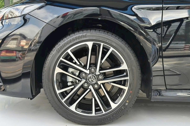 Toyota Camry giảm giá 100 triệu đồng tại đại lý: Bản 'base' còn hơn 1,1 tỷ, vẫn đắt hơn 200 triệu so với Mazda6 bản 'full'- Ảnh 7. Toyota Camry giảm giá 100 triệu đồng tại đại lý: Bản 'base' còn hơn 1,1 tỷ, vẫn đắt hơn 200 triệu so với Mazda6 bản 'full'- Ảnh 7.