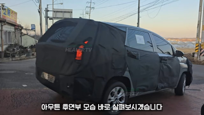 Hyundai Stargazer lộ ảnh chạy thử rõ nét hơn: Có chi tiết như Santa Fe, Palisade, một điểm thay đổi khiến nhiều người bất ngờ- Ảnh 5. Hyundai Stargazer lộ ảnh chạy thử rõ nét hơn: Có chi tiết như Santa Fe, Palisade, một điểm thay đổi khiến nhiều người bất ngờ- Ảnh 5.