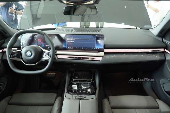 BMW 5 Series 2025 giá từ 2,589 tỷ đồng tại Việt Nam: Thiết kế mới lạ nhưng dễ tranh cãi, vừa ra mắt đã BMW 5 Series 2025 giá từ 2,589 tỷ đồng tại Việt Nam: Thiết kế mới lạ nhưng dễ tranh cãi, vừa ra mắt đã