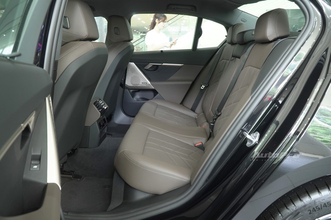 BMW 5 Series 2025 giá từ 2,589 tỷ đồng tại Việt Nam: Thiết kế mới lạ nhưng dễ tranh cãi, vừa ra mắt đã BMW 5 Series 2025 giá từ 2,589 tỷ đồng tại Việt Nam: Thiết kế mới lạ nhưng dễ tranh cãi, vừa ra mắt đã