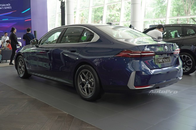BMW 5 Series 2025 giá từ 2,589 tỷ đồng tại Việt Nam: Thiết kế mới lạ nhưng dễ tranh cãi, vừa ra mắt đã BMW 5 Series 2025 giá từ 2,589 tỷ đồng tại Việt Nam: Thiết kế mới lạ nhưng dễ tranh cãi, vừa ra mắt đã