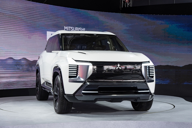 Xem thực tế Mitsubishi DST Concept ngoài đời thực: Hàng 3 cực rộng, có ADAS, nhiều điểm giống Xforce đang bán chạy- Ảnh 5. Xem thực tế Mitsubishi DST Concept ngoài đời thực: Hàng 3 cực rộng, có ADAS, nhiều điểm giống Xforce đang bán chạy- Ảnh 5.