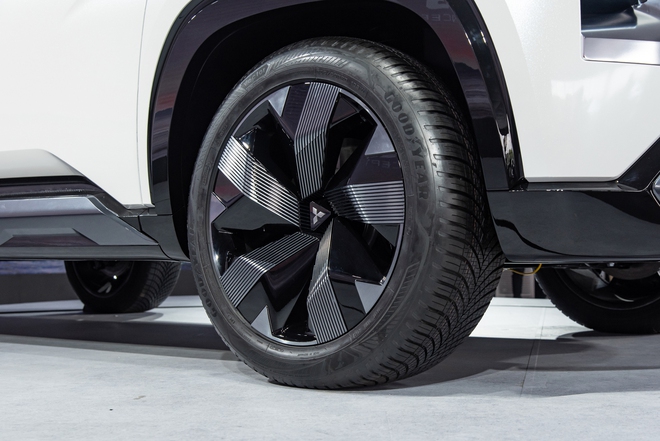 Xem thực tế Mitsubishi DST Concept ngoài đời thực: Hàng 3 cực rộng, có ADAS, nhiều điểm giống Xforce đang bán chạy- Ảnh 10. Xem thực tế Mitsubishi DST Concept ngoài đời thực: Hàng 3 cực rộng, có ADAS, nhiều điểm giống Xforce đang bán chạy- Ảnh 10.