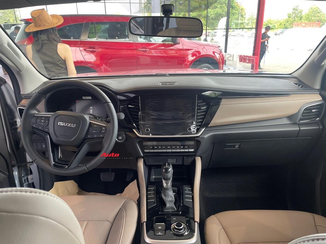 Isuzu mu-X 2025 trình làng Việt Nam: Thêm bản Sport, giá từ 928 triệu đồng, sửa nhẹ thiết kế, có ADAS, thêm camera- Ảnh 5. Isuzu mu-X 2025 trình làng Việt Nam: Thêm bản Sport, giá từ 928 triệu đồng, sửa nhẹ thiết kế, có ADAS, thêm camera- Ảnh 5.