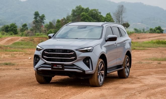 Cùng giá gần 1,3 tỷ đồng, Isuzu mu-X bản đắt nhất hơn thua gì Ford Everest 'cận full', bảng này cho thấy nhiều điểm khác rõ rệt- Ảnh 1. Cùng giá gần 1,3 tỷ đồng, Isuzu mu-X bản đắt nhất hơn thua gì Ford Everest 'cận full', bảng này cho thấy nhiều điểm khác rõ rệt- Ảnh 1.