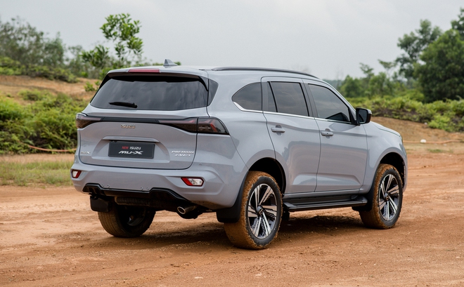 Cùng giá gần 1,3 tỷ đồng, Isuzu mu-X bản đắt nhất hơn thua gì Ford Everest 'cận full', bảng này cho thấy nhiều điểm khác rõ rệt- Ảnh 3. Cùng giá gần 1,3 tỷ đồng, Isuzu mu-X bản đắt nhất hơn thua gì Ford Everest 'cận full', bảng này cho thấy nhiều điểm khác rõ rệt- Ảnh 3.