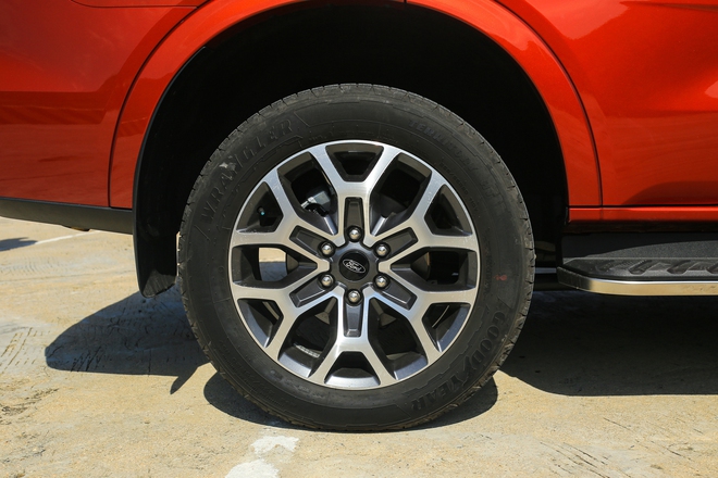 Cùng giá gần 1,3 tỷ đồng, Isuzu mu-X bản đắt nhất hơn thua gì Ford Everest 'cận full', bảng này cho thấy nhiều điểm khác rõ rệt- Ảnh 10. Cùng giá gần 1,3 tỷ đồng, Isuzu mu-X bản đắt nhất hơn thua gì Ford Everest 'cận full', bảng này cho thấy nhiều điểm khác rõ rệt- Ảnh 10.