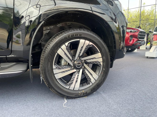 Cùng giá gần 1,3 tỷ đồng, Isuzu mu-X bản đắt nhất hơn thua gì Ford Everest 'cận full', bảng này cho thấy nhiều điểm khác rõ rệt- Ảnh 9. Cùng giá gần 1,3 tỷ đồng, Isuzu mu-X bản đắt nhất hơn thua gì Ford Everest 'cận full', bảng này cho thấy nhiều điểm khác rõ rệt- Ảnh 9.
