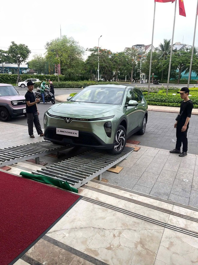 VinFast Limo Green lộ ảnh nội thất thực tế: Nhiều điểm gợi liên tưởng đến VF 3, VF 5, kỳ vọng có HUD thay cụm đồng hồ- Ảnh 4. VinFast Limo Green lộ ảnh nội thất thực tế: Nhiều điểm gợi liên tưởng đến VF 3, VF 5, kỳ vọng có HUD thay cụm đồng hồ- Ảnh 4.