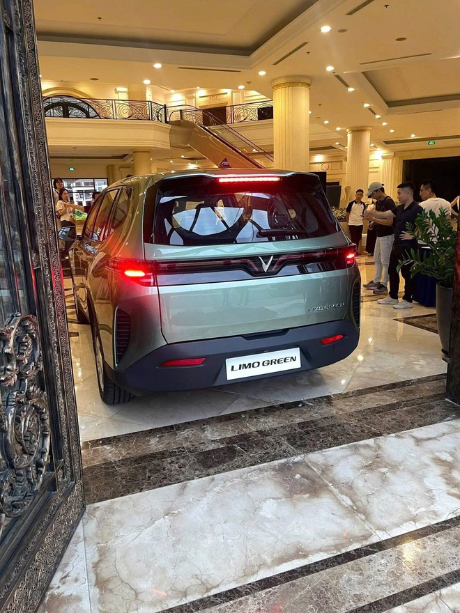 VinFast Limo Green lộ ảnh nội thất thực tế: Nhiều điểm gợi liên tưởng đến VF 3, VF 5, kỳ vọng có HUD thay cụm đồng hồ- Ảnh 5. VinFast Limo Green lộ ảnh nội thất thực tế: Nhiều điểm gợi liên tưởng đến VF 3, VF 5, kỳ vọng có HUD thay cụm đồng hồ- Ảnh 5.