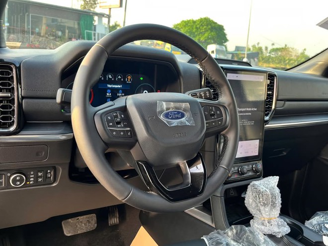 Diễn viên Bình An sắm Ford Everest dù đã dùng đủ 'Bim Mẹc', vừa nhận xe đã 'độ' ngay một chi tiết kiểu Raptor- Ảnh 4.