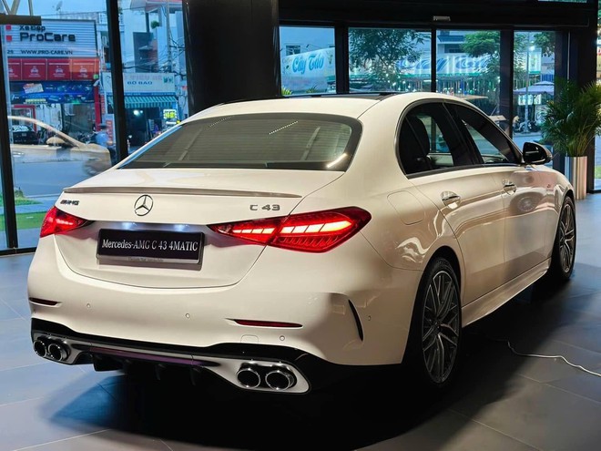 Giá AMG C 43 lần đầu về mốc hơn 2,2 tỷ: Chênh C 300 AMG chưa tới 200 triệu nhưng khác biệt hẳn về vận hành- Ảnh 3. Giá AMG C 43 lần đầu về mốc hơn 2,2 tỷ: Chênh C 300 AMG chưa tới 200 triệu nhưng khác biệt hẳn về vận hành- Ảnh 3.