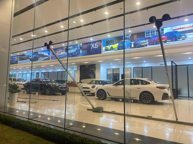 Showroom xe Việt tìm đủ cách chống bão Wipha: Có nơi mang xe đi trốn, nơi khác thuê vài container chắn cửa- Ảnh 4.