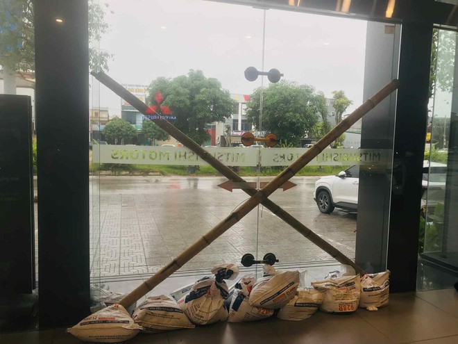 Showroom xe Việt tìm đủ cách chống bão Wipha: Có nơi mang xe đi trốn, nơi khác thuê vài container chắn cửa- Ảnh 5.