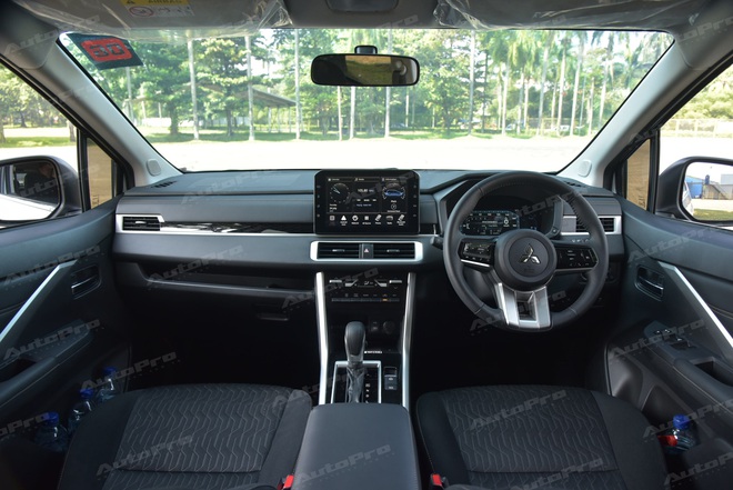 Sờ tận tay Mitsubishi Xpander mới sắp ra mắt Việt Nam ‘vào tháng 9’: Thiết kế tinh chỉnh nhẹ, màn hình lớn hơn, thêm túi khí, vẫn ‘vắng bóng’ ADAS- Ảnh 7. Sờ tận tay Mitsubishi Xpander mới sắp ra mắt Việt Nam ‘vào tháng 9’: Thiết kế tinh chỉnh nhẹ, màn hình lớn hơn, thêm túi khí, vẫn ‘vắng bóng’ ADAS- Ảnh 7.
