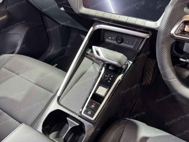 Xem thực tế MG ZS đời mới có thể về Việt Nam: Lột xác từ trong ra ngoài, động cơ hybrid tiêu thụ từ 5,1 lít/100km- Ảnh 12. Xem thực tế MG ZS đời mới có thể về Việt Nam: Lột xác từ trong ra ngoài, động cơ hybrid tiêu thụ từ 5,1 lít/100km- Ảnh 12.