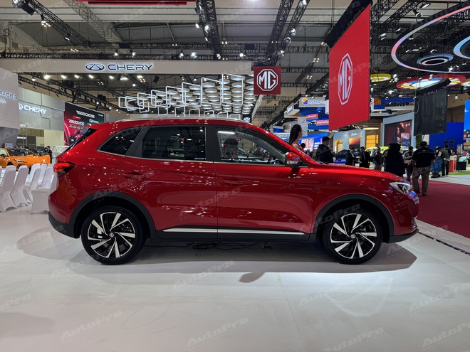 Xem thực tế MG ZS đời mới có thể về Việt Nam: Lột xác từ trong ra ngoài, động cơ hybrid tiêu thụ từ 5,1 lít/100km- Ảnh 5. Xem thực tế MG ZS đời mới có thể về Việt Nam: Lột xác từ trong ra ngoài, động cơ hybrid tiêu thụ từ 5,1 lít/100km- Ảnh 5.