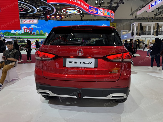 Xem thực tế MG ZS đời mới có thể về Việt Nam: Lột xác từ trong ra ngoài, động cơ hybrid tiêu thụ từ 5,1 lít/100km- Ảnh 4. Xem thực tế MG ZS đời mới có thể về Việt Nam: Lột xác từ trong ra ngoài, động cơ hybrid tiêu thụ từ 5,1 lít/100km- Ảnh 4.