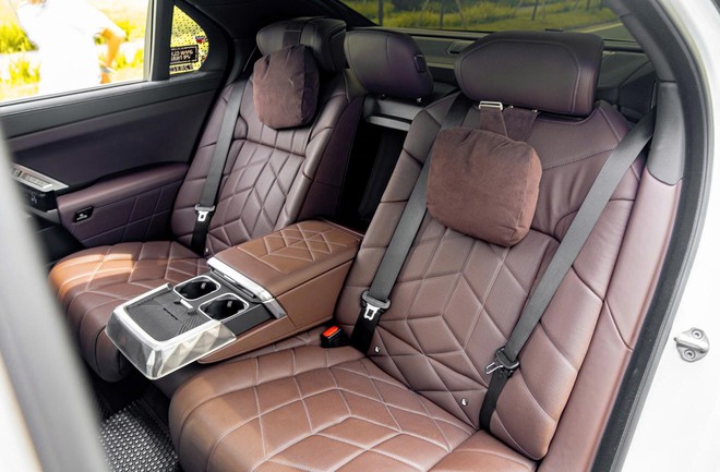 BMW 735i 2023 đắt hơn cả xe mới, rao giá hơn 4,5 tỷ đồng, người bán giải thích: 'Vì có điểm độc nhất Việt Nam'- Ảnh 6. BMW 735i 2023 đắt hơn cả xe mới, rao giá hơn 4,5 tỷ đồng, người bán giải thích: 'Vì có điểm độc nhất Việt Nam'- Ảnh 6.