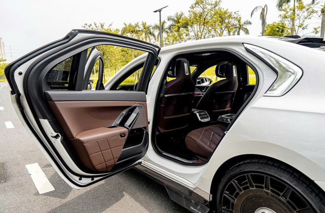 BMW 735i 2023 đắt hơn cả xe mới, rao giá hơn 4,5 tỷ đồng, người bán giải thích: 'Vì có điểm độc nhất Việt Nam'- Ảnh 7. BMW 735i 2023 đắt hơn cả xe mới, rao giá hơn 4,5 tỷ đồng, người bán giải thích: 'Vì có điểm độc nhất Việt Nam'- Ảnh 7.