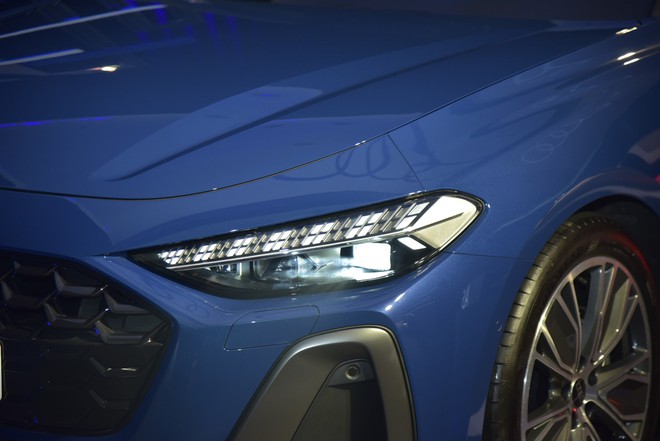 Audi A5 2025 ra mắt Việt Nam: Giá 2,2 tỷ, 3 màn hình trên táp lô, đấu C-Class và 3-Series- Ảnh 3. Audi A5 2025 ra mắt Việt Nam: Giá 2,2 tỷ, 3 màn hình trên táp lô, đấu C-Class và 3-Series- Ảnh 3.