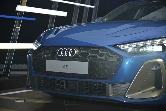 Audi A5 2025 ra mắt Việt Nam: Giá 2,2 tỷ, 3 màn hình trên táp lô, đấu C-Class và 3-Series- Ảnh 4. Audi A5 2025 ra mắt Việt Nam: Giá 2,2 tỷ, 3 màn hình trên táp lô, đấu C-Class và 3-Series- Ảnh 4.
