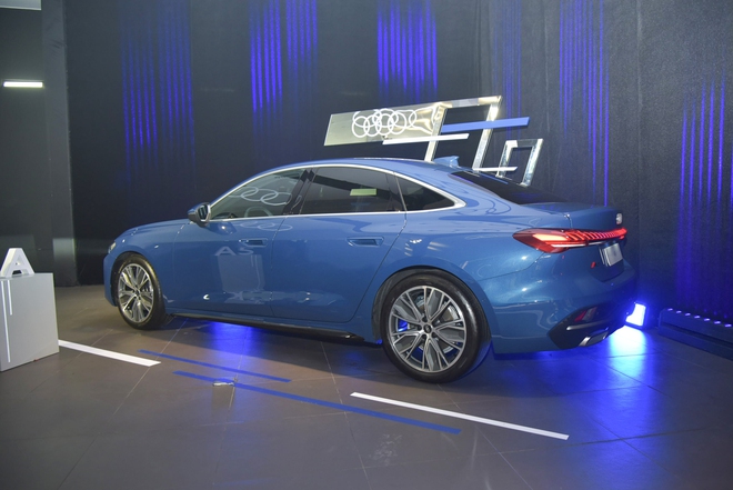 Audi A5 2025 ra mắt Việt Nam: Giá 2,2 tỷ, 3 màn hình trên táp lô, đấu C-Class và 3-Series- Ảnh 6. Audi A5 2025 ra mắt Việt Nam: Giá 2,2 tỷ, 3 màn hình trên táp lô, đấu C-Class và 3-Series- Ảnh 6.