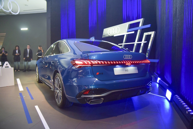 Audi A5 2025 ra mắt Việt Nam: Giá 2,2 tỷ, 3 màn hình trên táp lô, đấu C-Class và 3-Series- Ảnh 7. Audi A5 2025 ra mắt Việt Nam: Giá 2,2 tỷ, 3 màn hình trên táp lô, đấu C-Class và 3-Series- Ảnh 7.