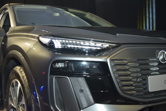 Audi Q6 e-tron ra mắt Việt Nam: Giá 3,199 tỷ đồng, đèn LED tùy biến lần đầu xuất hiện, chạy 583km/sạc, sạc 2 năm không tốn tiền- Ảnh 8. Audi Q6 e-tron ra mắt Việt Nam: Giá 3,199 tỷ đồng, đèn LED tùy biến lần đầu xuất hiện, chạy 583km/sạc, sạc 2 năm không tốn tiền- Ảnh 8.