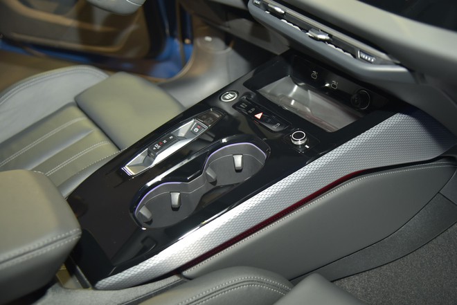 Audi A5 2025 ra mắt Việt Nam: Giá 2,2 tỷ, 3 màn hình trên táp lô, đấu C-Class và 3-Series- Ảnh 13. Audi A5 2025 ra mắt Việt Nam: Giá 2,2 tỷ, 3 màn hình trên táp lô, đấu C-Class và 3-Series- Ảnh 13.