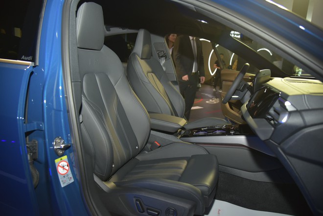 Audi A5 2025 ra mắt Việt Nam: Giá 2,2 tỷ, 3 màn hình trên táp lô, đấu C-Class và 3-Series- Ảnh 10. Audi A5 2025 ra mắt Việt Nam: Giá 2,2 tỷ, 3 màn hình trên táp lô, đấu C-Class và 3-Series- Ảnh 10.