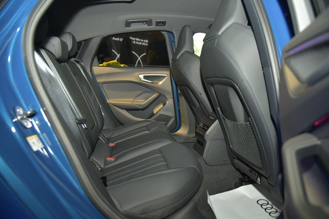 Audi A5 2025 ra mắt Việt Nam: Giá 2,2 tỷ, 3 màn hình trên táp lô, đấu C-Class và 3-Series- Ảnh 15. Audi A5 2025 ra mắt Việt Nam: Giá 2,2 tỷ, 3 màn hình trên táp lô, đấu C-Class và 3-Series- Ảnh 15.