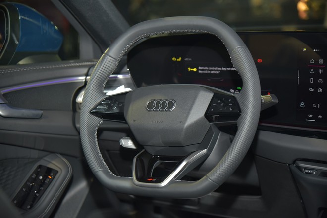 Audi A5 2025 ra mắt Việt Nam: Giá 2,2 tỷ, 3 màn hình trên táp lô, đấu C-Class và 3-Series- Ảnh 11. Audi A5 2025 ra mắt Việt Nam: Giá 2,2 tỷ, 3 màn hình trên táp lô, đấu C-Class và 3-Series- Ảnh 11.