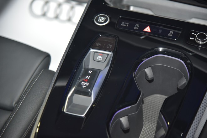 Audi A5 2025 ra mắt Việt Nam: Giá 2,2 tỷ, 3 màn hình trên táp lô, đấu C-Class và 3-Series- Ảnh 14. Audi A5 2025 ra mắt Việt Nam: Giá 2,2 tỷ, 3 màn hình trên táp lô, đấu C-Class và 3-Series- Ảnh 14.