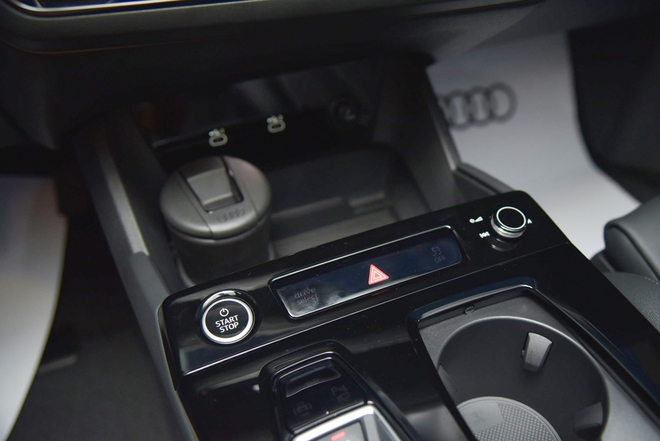 Audi Q6 e-tron ra mắt Việt Nam: Giá 3,199 tỷ đồng, đèn LED tùy biến lần đầu xuất hiện, chạy 583km/sạc, sạc 2 năm không tốn tiền- Ảnh 13. Audi Q6 e-tron ra mắt Việt Nam: Giá 3,199 tỷ đồng, đèn LED tùy biến lần đầu xuất hiện, chạy 583km/sạc, sạc 2 năm không tốn tiền- Ảnh 13.