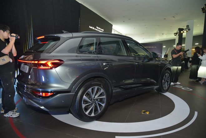 Audi Q6 e-tron ra mắt Việt Nam: Giá 3,199 tỷ đồng, đèn LED tùy biến lần đầu xuất hiện, chạy 583km/sạc, sạc 2 năm không tốn tiền- Ảnh 4. Audi Q6 e-tron ra mắt Việt Nam: Giá 3,199 tỷ đồng, đèn LED tùy biến lần đầu xuất hiện, chạy 583km/sạc, sạc 2 năm không tốn tiền- Ảnh 4.