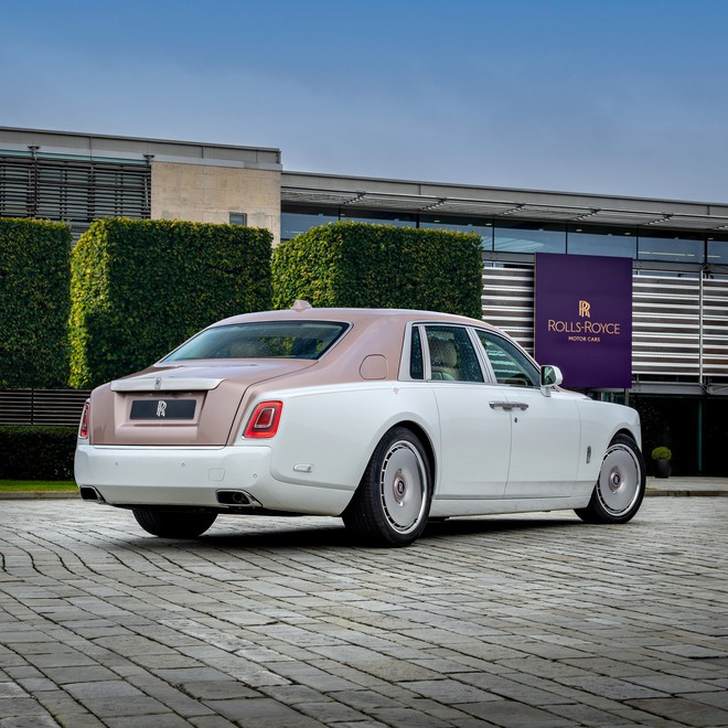 ‘Con nhà người ta’ tặng bố Rolls-Royce Phantom độc bản thêu ren thủ công 230.000 mũi, đổi màu, lấp lánh theo ánh sáng- Ảnh 6. ‘Con nhà người ta’ tặng bố Rolls-Royce Phantom độc bản thêu ren thủ công 230.000 mũi, đổi màu, lấp lánh theo ánh sáng- Ảnh 6.