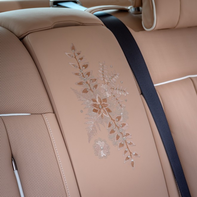 ‘Con nhà người ta’ tặng bố Rolls-Royce Phantom độc bản thêu ren thủ công 230.000 mũi, đổi màu, lấp lánh theo ánh sáng- Ảnh 5. ‘Con nhà người ta’ tặng bố Rolls-Royce Phantom độc bản thêu ren thủ công 230.000 mũi, đổi màu, lấp lánh theo ánh sáng- Ảnh 5.
