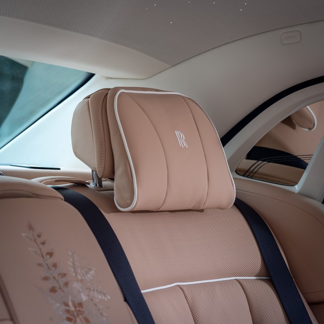‘Con nhà người ta’ tặng bố Rolls-Royce Phantom độc bản thêu ren thủ công 230.000 mũi, đổi màu, lấp lánh theo ánh sáng- Ảnh 4. ‘Con nhà người ta’ tặng bố Rolls-Royce Phantom độc bản thêu ren thủ công 230.000 mũi, đổi màu, lấp lánh theo ánh sáng- Ảnh 4.