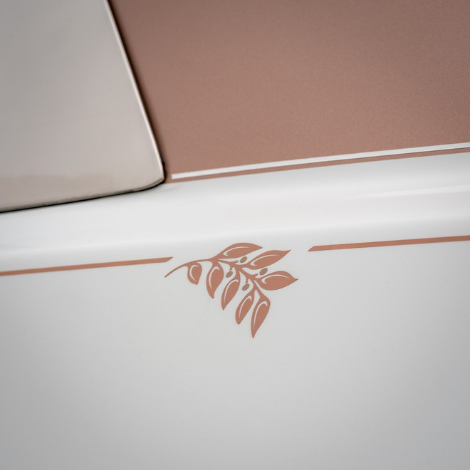 ‘Con nhà người ta’ tặng bố Rolls-Royce Phantom độc bản thêu ren thủ công 230.000 mũi, đổi màu, lấp lánh theo ánh sáng- Ảnh 8. ‘Con nhà người ta’ tặng bố Rolls-Royce Phantom độc bản thêu ren thủ công 230.000 mũi, đổi màu, lấp lánh theo ánh sáng- Ảnh 8.