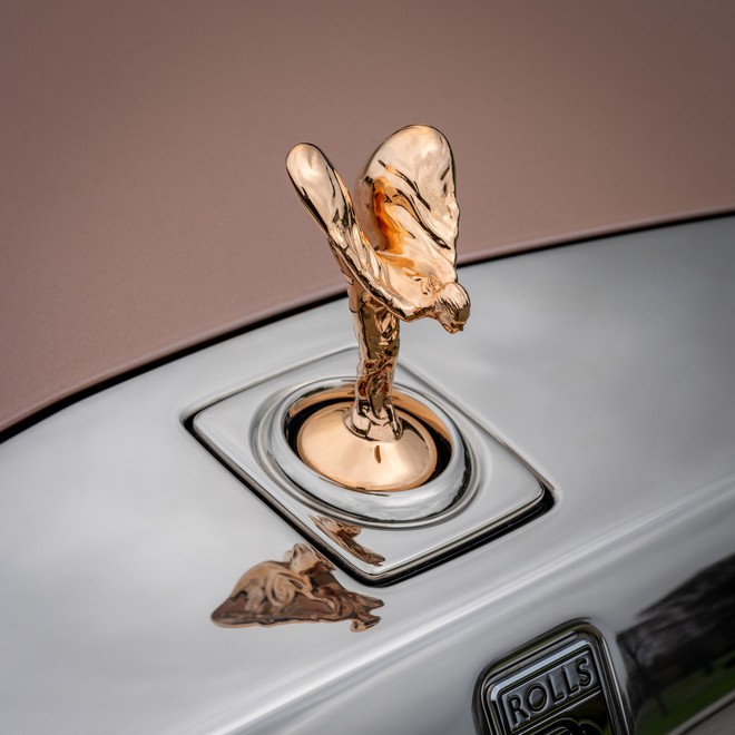 ‘Con nhà người ta’ tặng bố Rolls-Royce Phantom độc bản thêu ren thủ công 230.000 mũi, đổi màu, lấp lánh theo ánh sáng- Ảnh 9. ‘Con nhà người ta’ tặng bố Rolls-Royce Phantom độc bản thêu ren thủ công 230.000 mũi, đổi màu, lấp lánh theo ánh sáng- Ảnh 9.